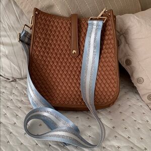 Chic Tan Woven Crossbody Bag with Blue Accent Strap